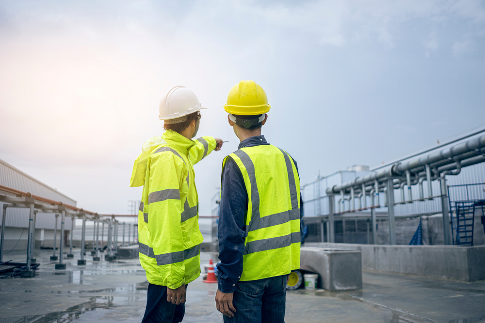 Mechanical,Engineer,Working,Install,Chilled,Water,Pipe,System.,Engineer,Consult